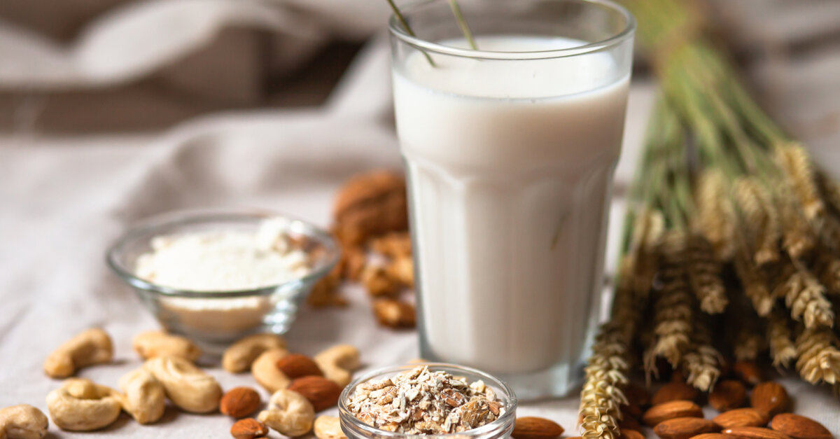 Bovine milk vs plant-based drinks and oral biofilm