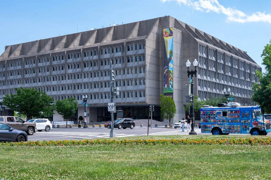A photo of the Department of Health and Human Services Building in Washington, DC.